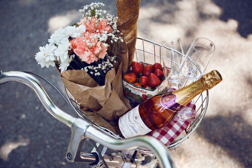 花束にプラスして。大切な人のお祝いに、花とワインの店CORKでプレゼント選び