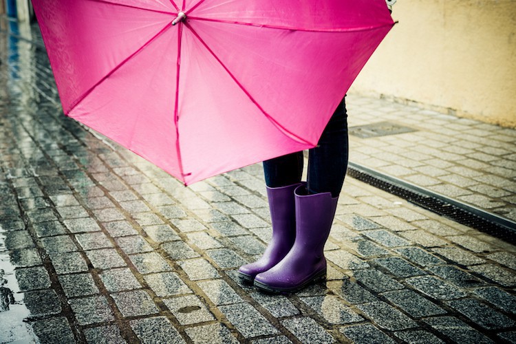 彼女の誕生日には傘のプレゼントを贈ろう。憂鬱な雨の日もハッピーに！