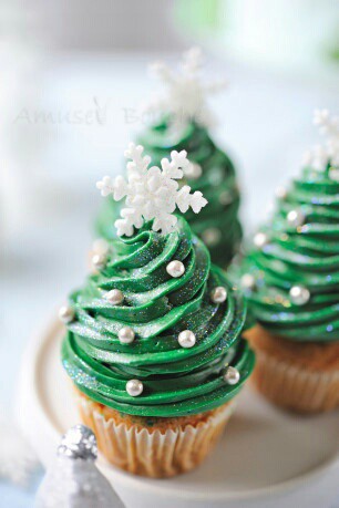 クリスマスに最適。華やかデコレーションのケーキを、パーティーの手土産に