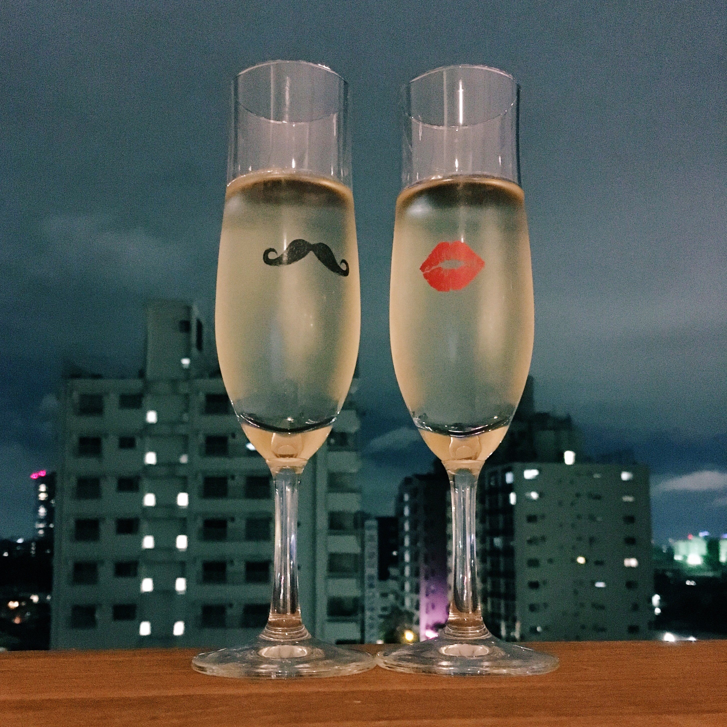 これからも続く2人のストーリーに乾杯、お酒を美味しくするカップルグラスを贈ろう