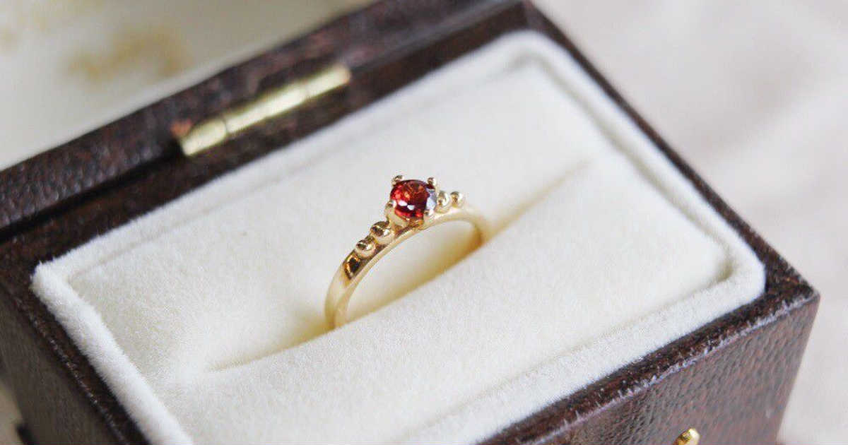 DITIQUE Baby Ring Garnet／ガーネットのプレゼント・ギフト通販