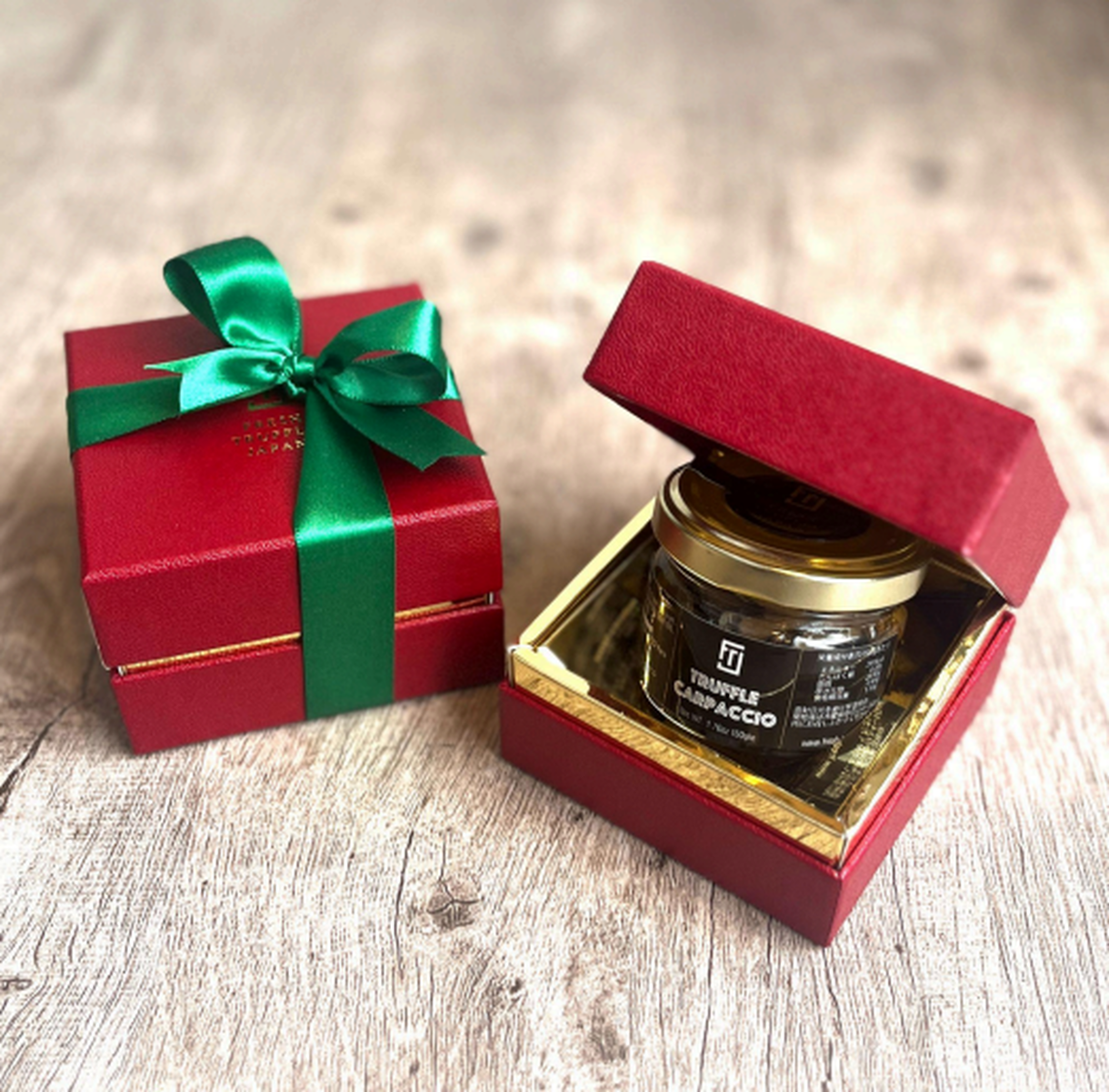 真っ赤なプリザーブドローズがクリスマスらしい華やかさ