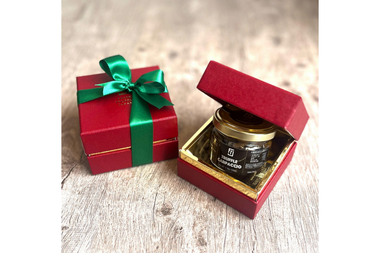 真っ赤なプリザーブドローズがクリスマスらしい華やかさ