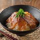 朝〆ぶりのごまだれ漬け丼とアボカドのポキ
