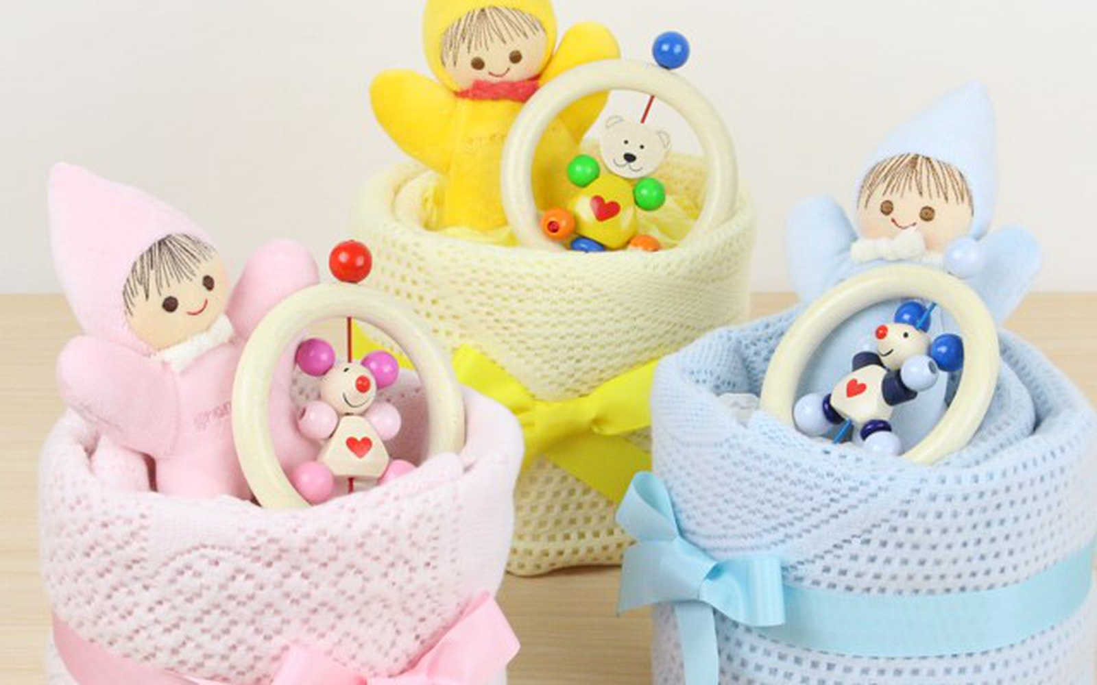 木のラトルをのせたおくるみファーストケーキ