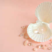 6月1日は真珠の日。乳白色に愛を込めて、真珠のプレゼントを大切な人に贈ろう