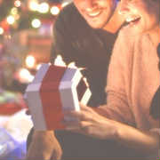 普段は気持ちをうまく伝えられない妻へ贈る、想いの伝わるクリスマスギフト