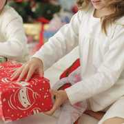 1歳半のクリスマスプレゼントは、成長を支えるアイテムを贈ろう!