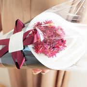 結婚祝いにぴったりな花束タオルをご紹介!二人の新生活に花を添える素敵なギフト特集