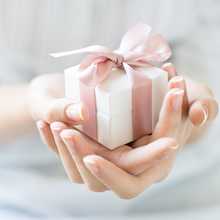 ネイルのプレゼントおすすめ21選!女性がもらって嬉しいマニュキュアギフト特集