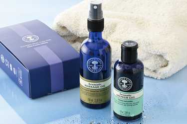 NEAL'S YARD REMEDIES（ニールズヤードレメディーズ）／ アロマティックボディケアギフト（シャワージェル 100ml・マッサージオイル  100ml・マッサージオイル用スプレーヘッド）