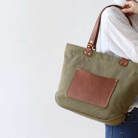 50周年限定キャンバスシリーズ。こなれた風合いの帆布に本革をあしらい、Dakotaらしいカジュアルトートに仕立てました。Dakota ダコタ テオ トートバッグ 1531390