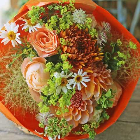 花束 生花 ギフト Mサイズ （ イエロー オレンジ 系 ） 大臣賞受賞 デザイナー お任せ花束