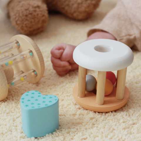 優しいカラーの木のおもちゃ