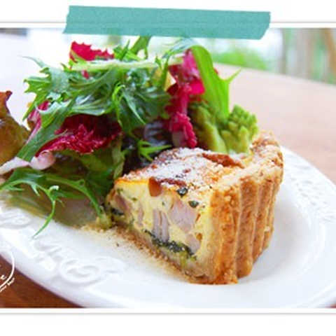 自家製犬鳴ポークのハーブ塩豚と春菊のキッシュ