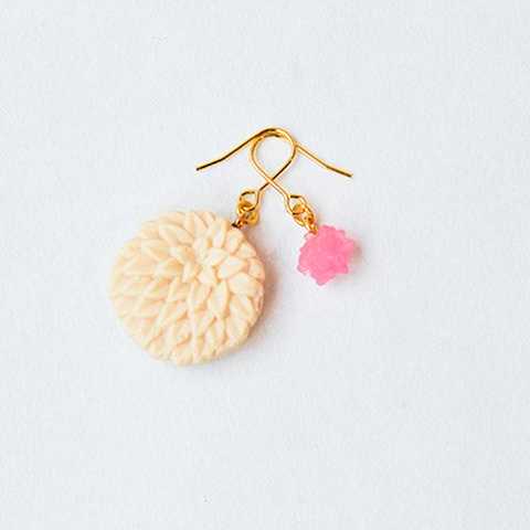 お干菓子ピアス　和三盆ダリア