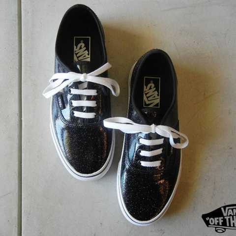 【VANS】 バンズ  レディース スニーカー “ Patent Galaxy”  クラッシック スリッポン“AUTHENTIC”BLACK/Tr Wht  style No. VN-0003Z3HVQ 