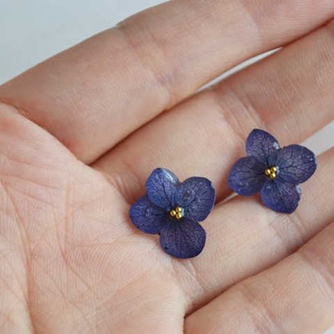 シンプル・アジサイピアス(056 BU/イヤリング可）