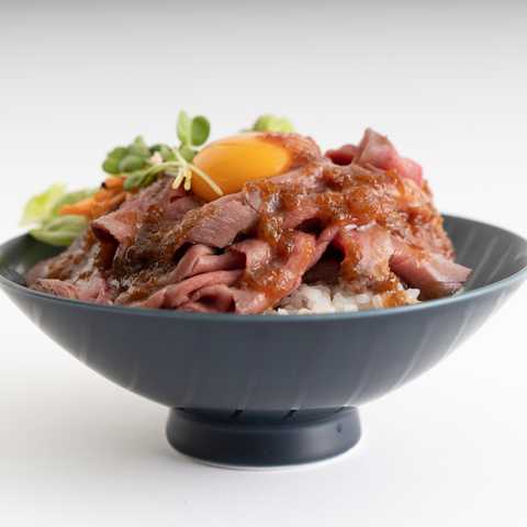 兵庫　神戸肉バル「バルティロ」 赤ワイン仕立てのローストビーフ 200g×2