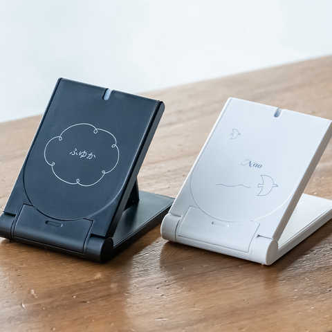 名入れ 折りたたみタイプ スタンド式ワイヤレス充電器 5W [Qi規格/急速充電対応]