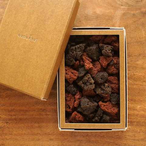 鑑賞してから食べるジオガシ　富士山スコリア焼チョコ