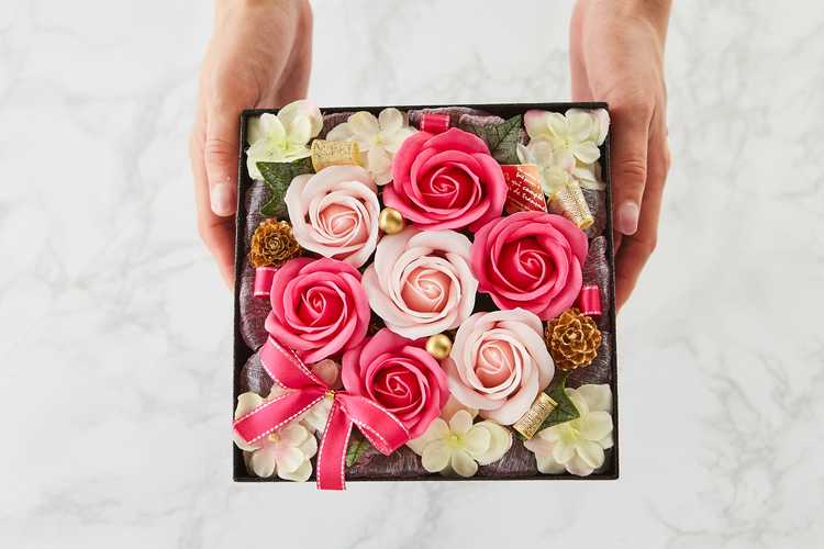 結婚祝いのお花プレゼント特集。人気ギフトと花言葉・意味を紹介 | Anny アニー