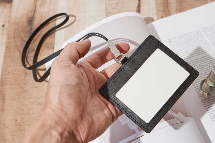 ストラップ付IDカードケース