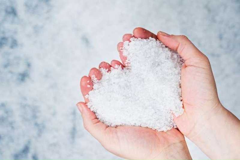 http://www.istockphoto.com/jp/%E3%82%B9%E3%83%88%E3%83%83%E3%82%AF%E3%83%95%E3%82%A9%E3%83%88/%E5%A1%A9%E3%81%A8%E6%89%8B%E3%81%AE%E4%B8%AD%E5%BF%83-gm158170214-22375472?st=_p_salt