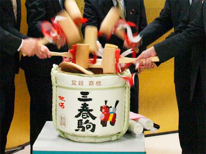 楽天市場 ご自宅鏡開きセット 松 2升杉樽と大吟醸1 8l入り2本セット 自分で作る本格樽酒 鏡開き セット ミニ木槌１個 ミニ柄杓１個 本格オリジナル桝２個付き 贈り物 中元 歳暮 誕生日 ホームパーティに樽酒 マイたる酒 金しゃち酒造楽天市場店