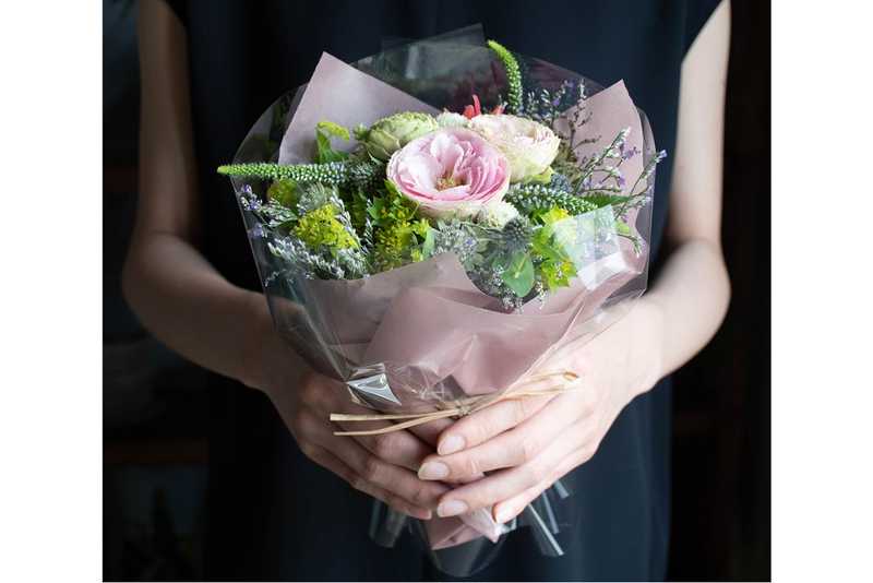 1440円 幸せなふたりに贈る結婚祝い 生花 紫のお花を使用した ブーケ型花束 古希 ギフト プレゼント 誕生日 お祝い 贈り物