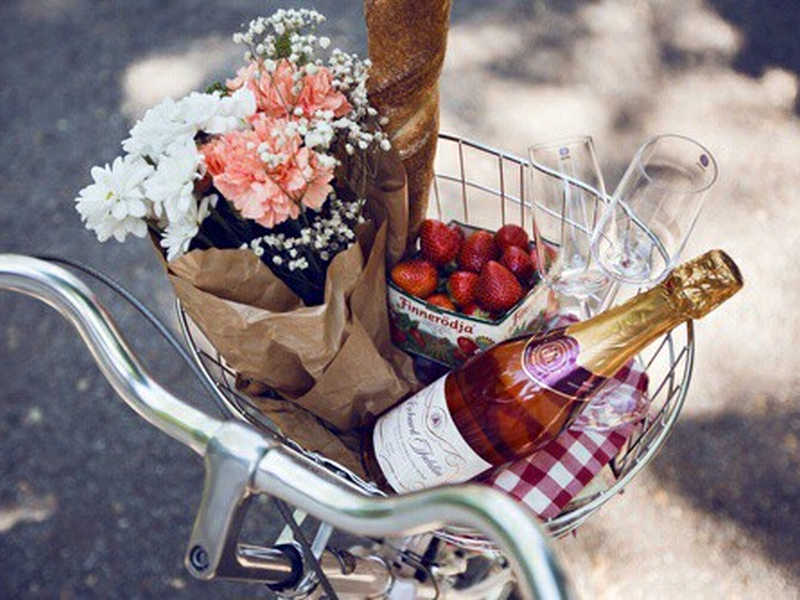 花束にプラスして 大切な人のお祝いに 花とワインの店corkでプレゼント選び Anny アニー